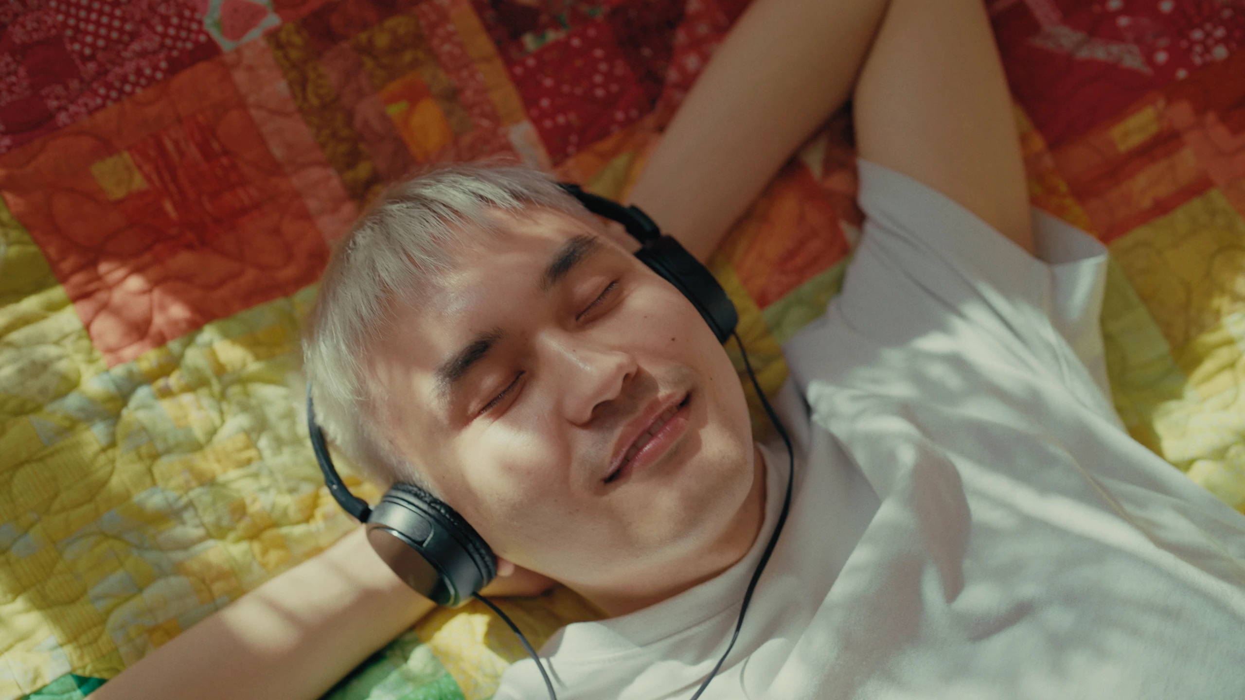 Nurbolot for Pink Noise and Rainbow Migration. Cinematography by Anibal Castaño, still 14