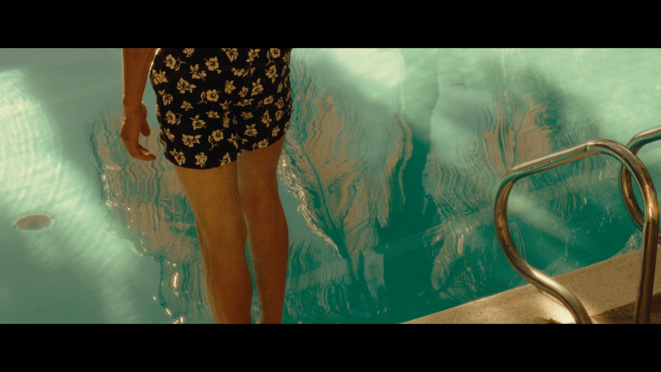 To Peel A Tangerine, short film directed by Valeria Martínez. Cinematography by Anibal Castaño, still 8