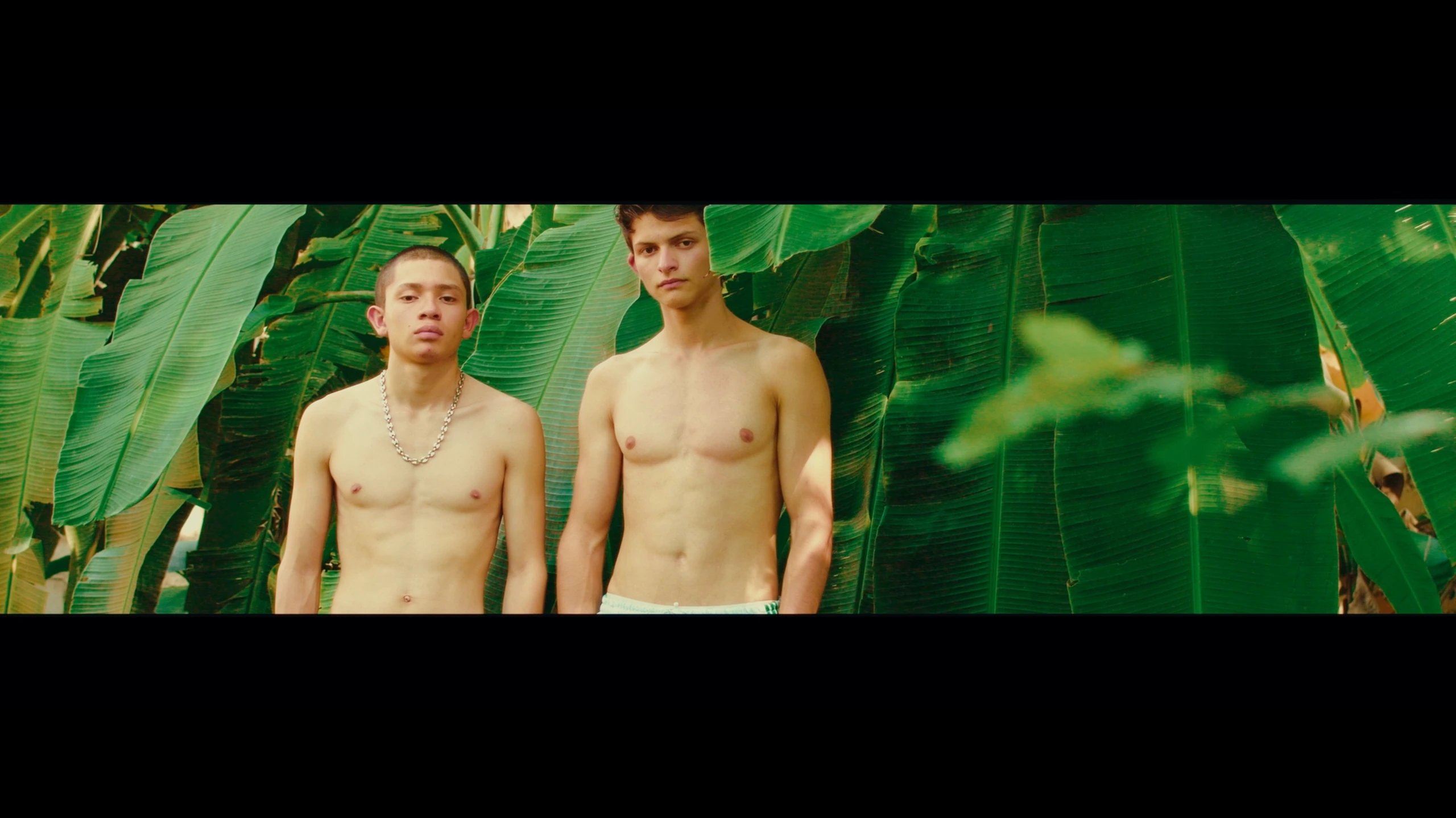To Peel A Tangerine, short film directed by Valeria Martínez. Cinematography by Anibal Castaño, still 1